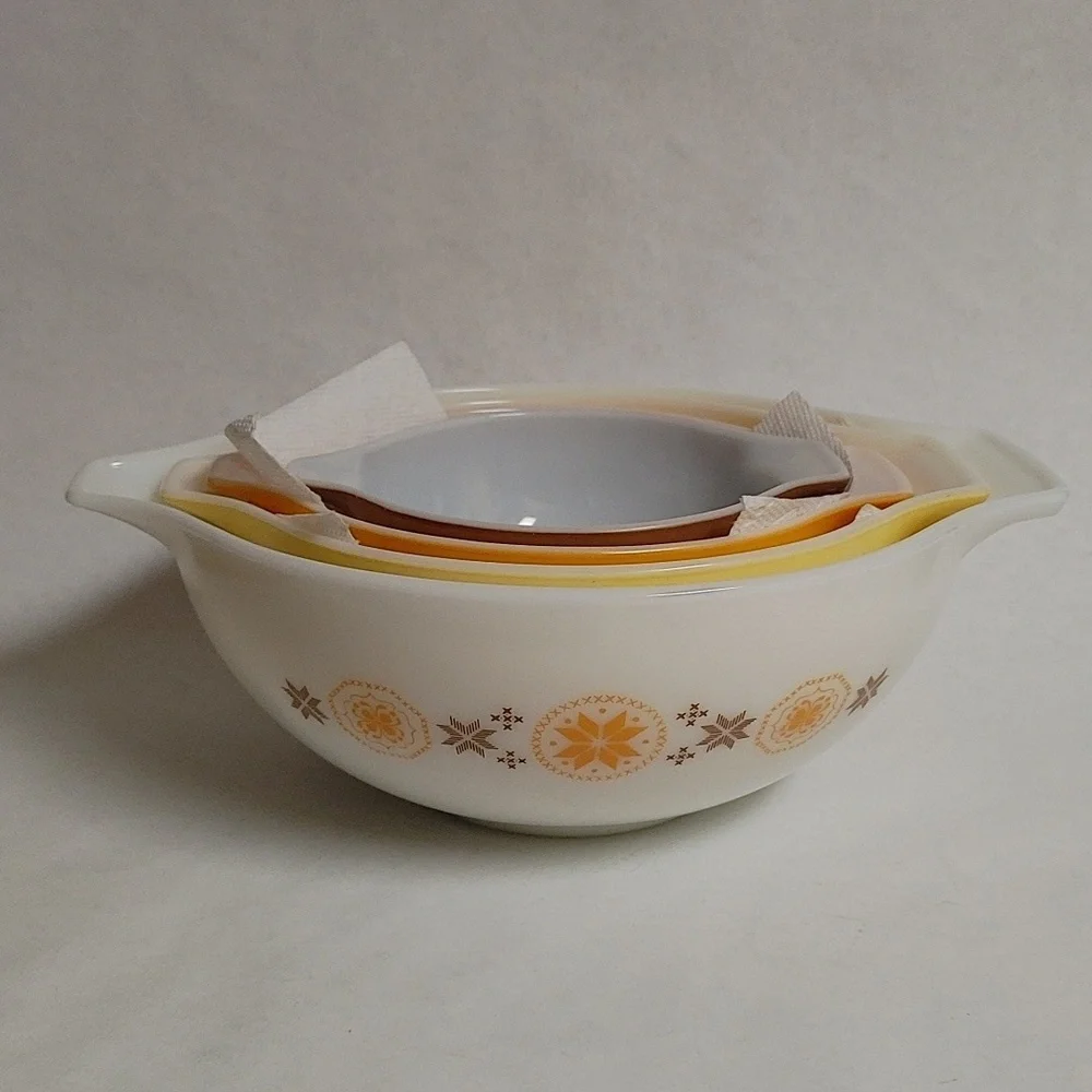 4 Vintage Cinderella Pyrex Stacking Bowls with Spouts